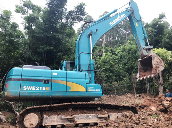 PA视讯平台SWE 215E挖掘机是他的左膀右臂！