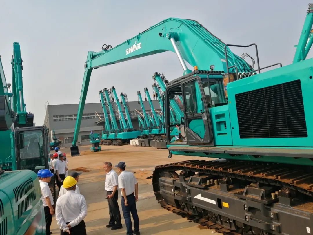 挖深全球第一！PA视讯平台加长臂液压挖掘机SWE950ELR出口南美