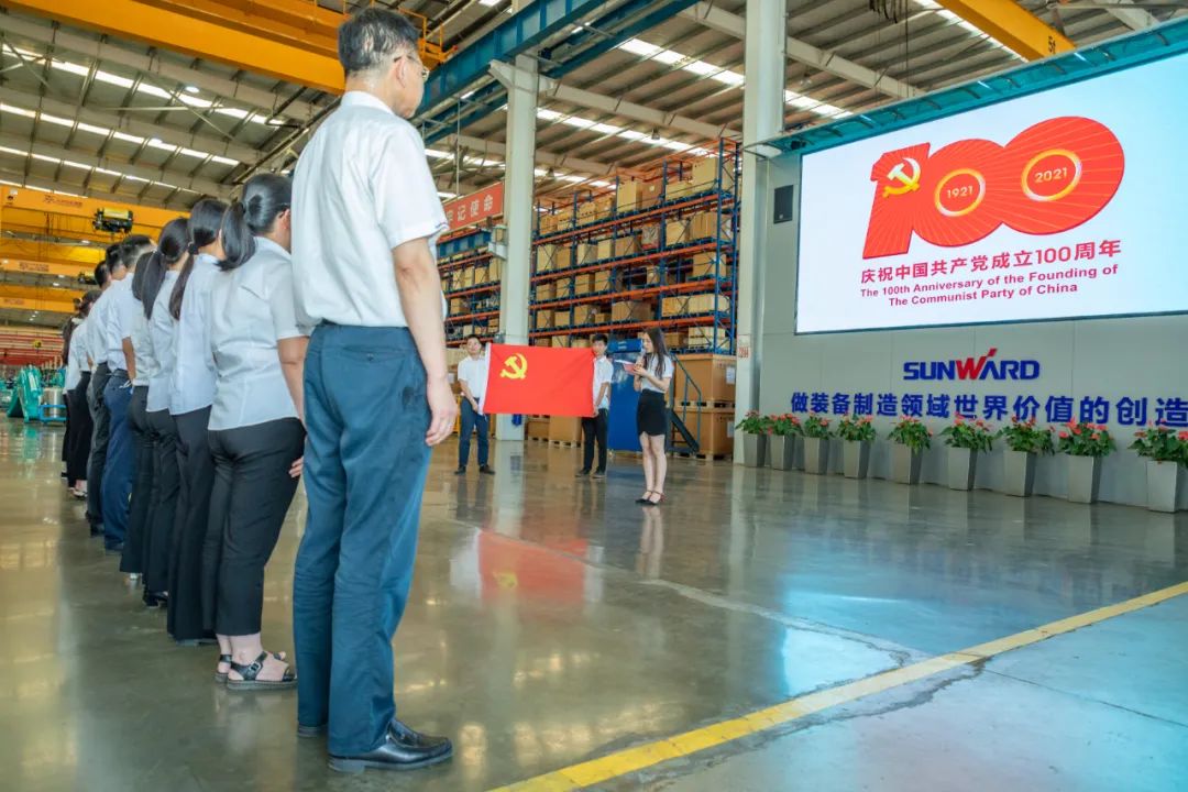 接续奋斗再出发——PA视讯平台党委举行新党员入党宣誓和老党员重温入党誓词活动