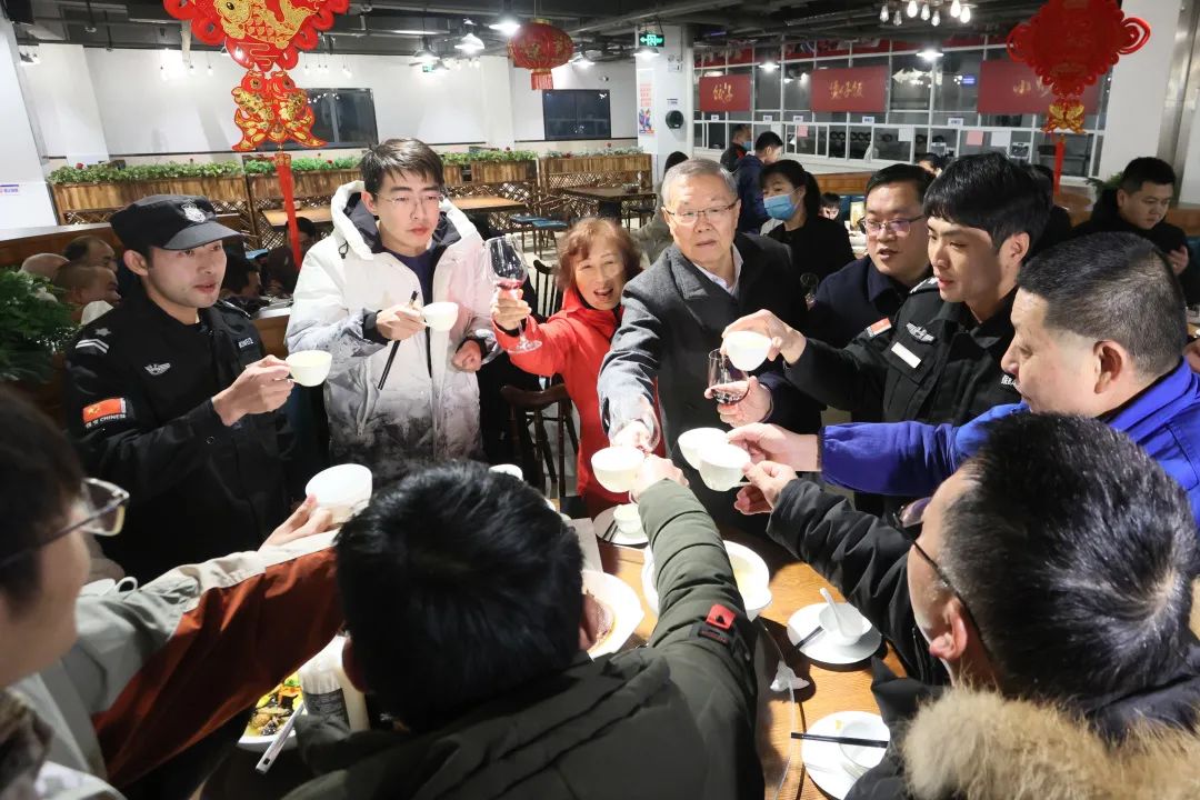PA视讯平台董事长何清华与留厂员工一起过大年！