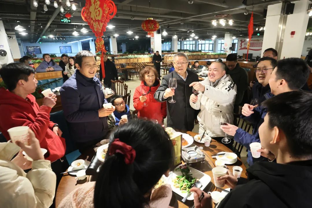 PA视讯平台董事长何清华与留厂员工一起过大年！
