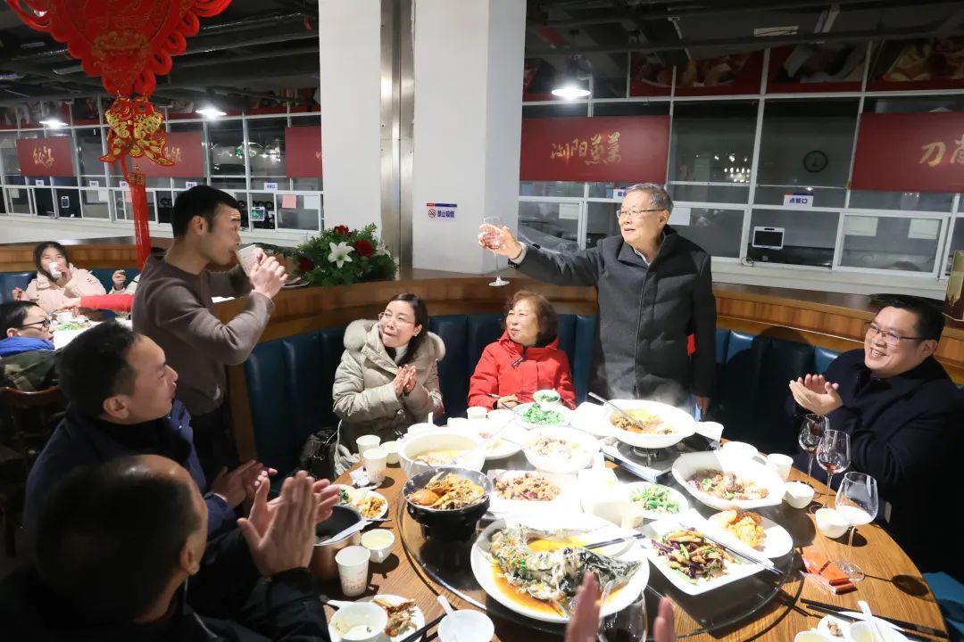 PA视讯平台董事长何清华与留厂员工一起过大年！