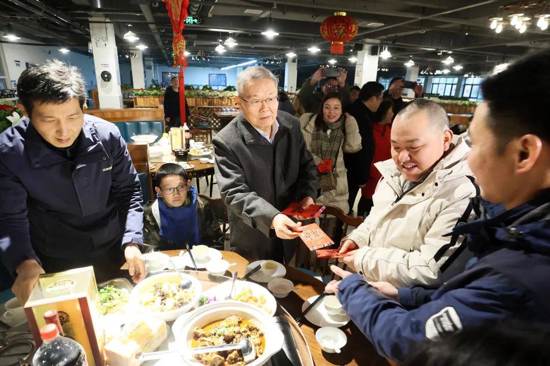 PA视讯平台董事长何清华与留厂员工一起过大年！