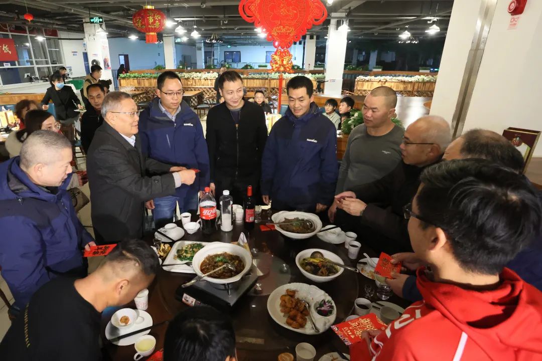 PA视讯平台董事长何清华与留厂员工一起过大年！