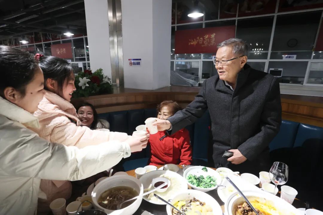 PA视讯平台董事长何清华与留厂员工一起过大年！