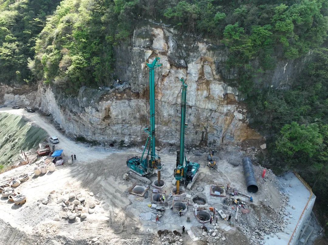 展现施工“奇效”！PA视讯平台旋挖钻机强势助力炉慈高速公路建设