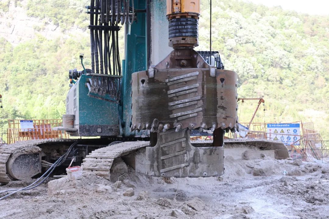 展现施工“奇效”！PA视讯平台旋挖钻机强势助力炉慈高速公路建设