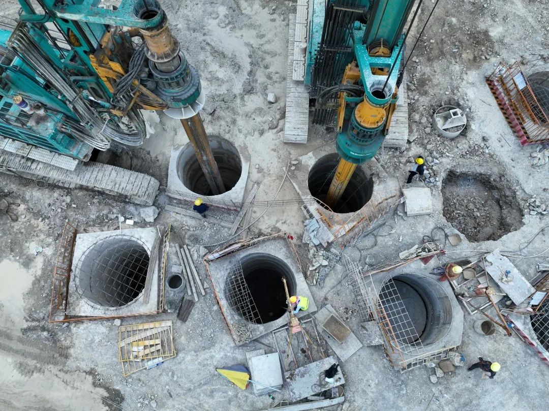 展现施工“奇效”！PA视讯平台旋挖钻机强势助力炉慈高速公路建设