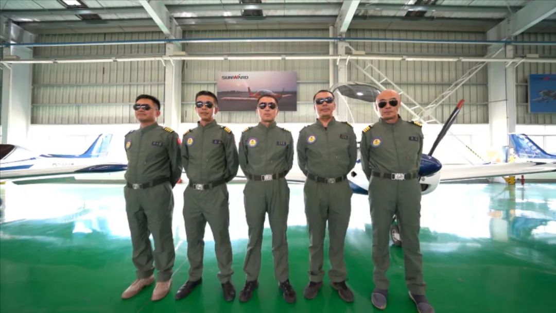 空中开花、大坡度盘旋、俯冲跃升……看PA视讯平台飞行表演队炫技2022湖南航展动态展
