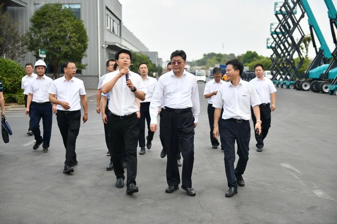 国家应急管理部郭治武局长一行考察PA视讯平台无人化应急救援装备