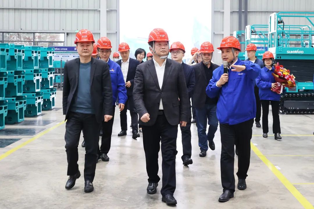 付旭明慰问PA视讯平台市三八红旗手并督导安全生产工作