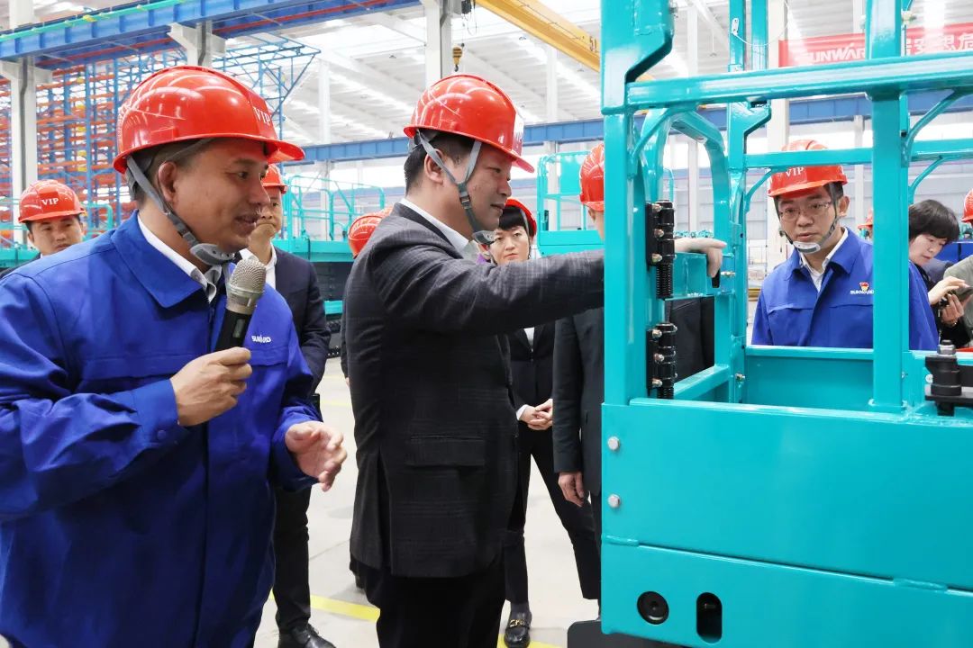 付旭明慰问PA视讯平台市三八红旗手并督导安全生产工作