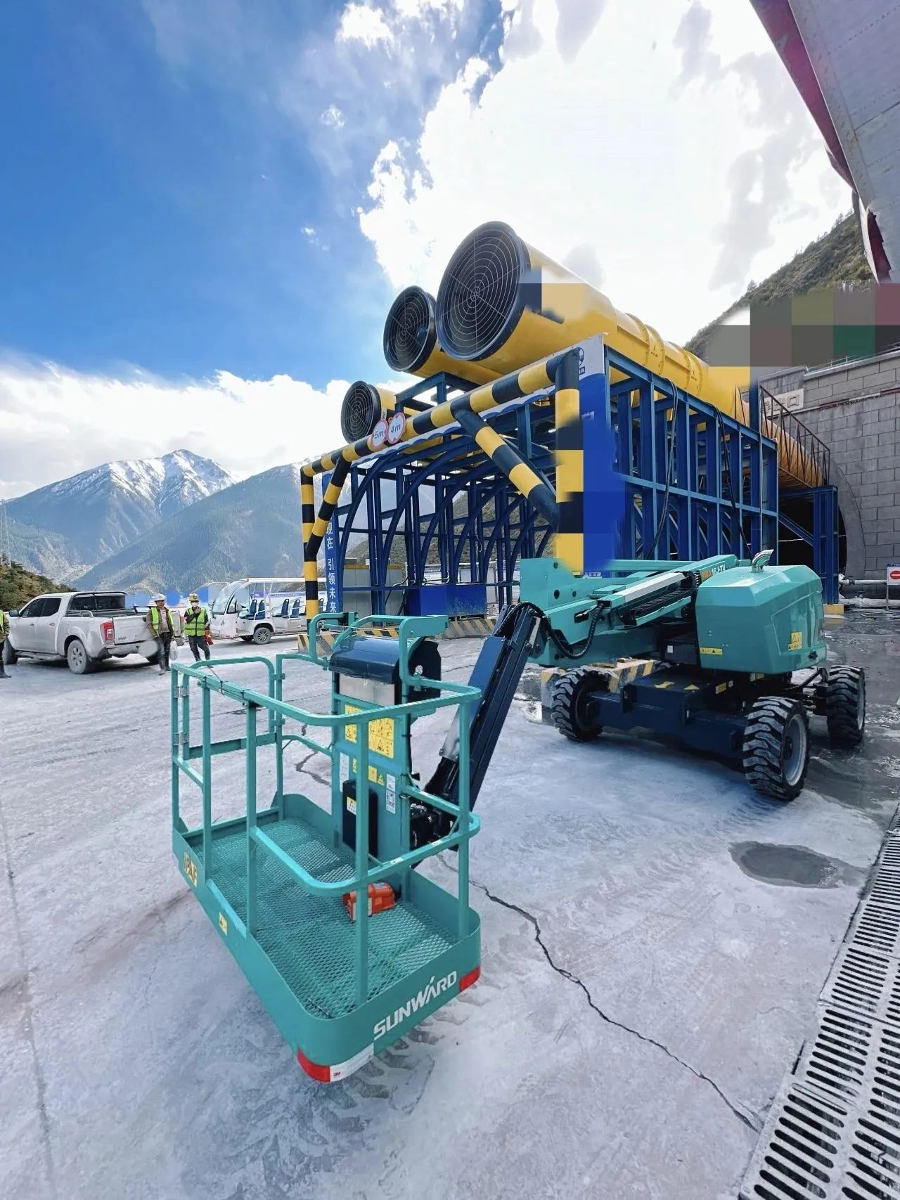 不惧高海拔挑战！PA视讯平台高空机械实力助建川藏铁路