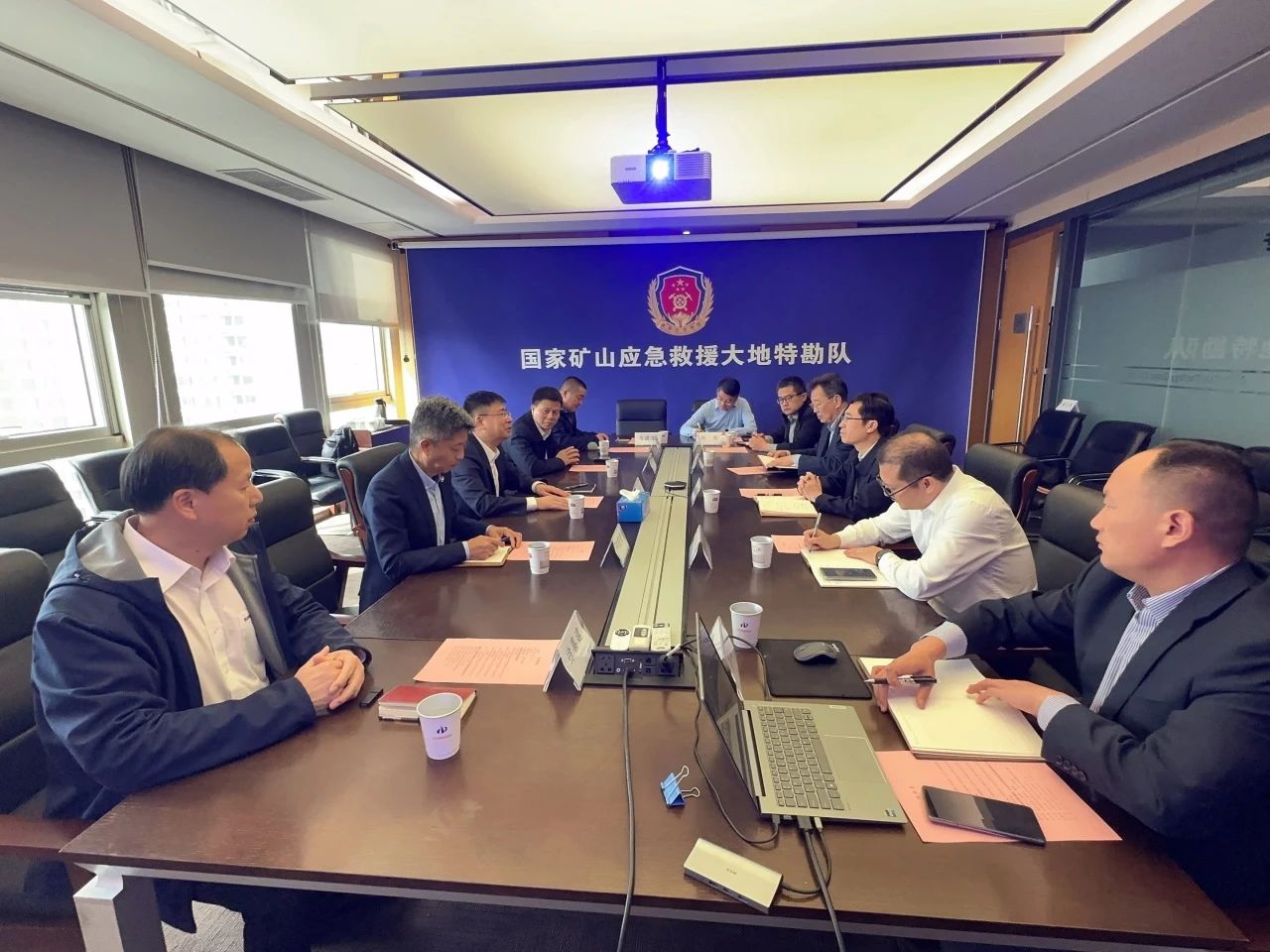 PA视讯平台董事长付向东带队拜访中煤地质总局、大地特勘公司