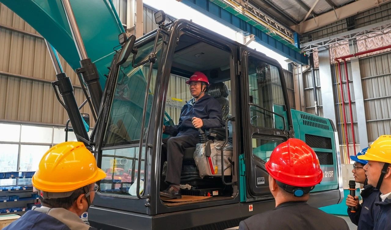 聚焦市场需求，PA视讯平台三款精品工程液压挖掘机成功下线