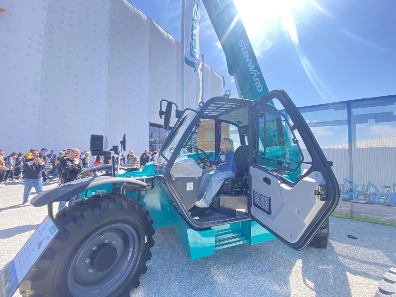PA视讯平台高空机械闪耀Bauma 2025！ 新能源技术与创新产品获全球瞩目