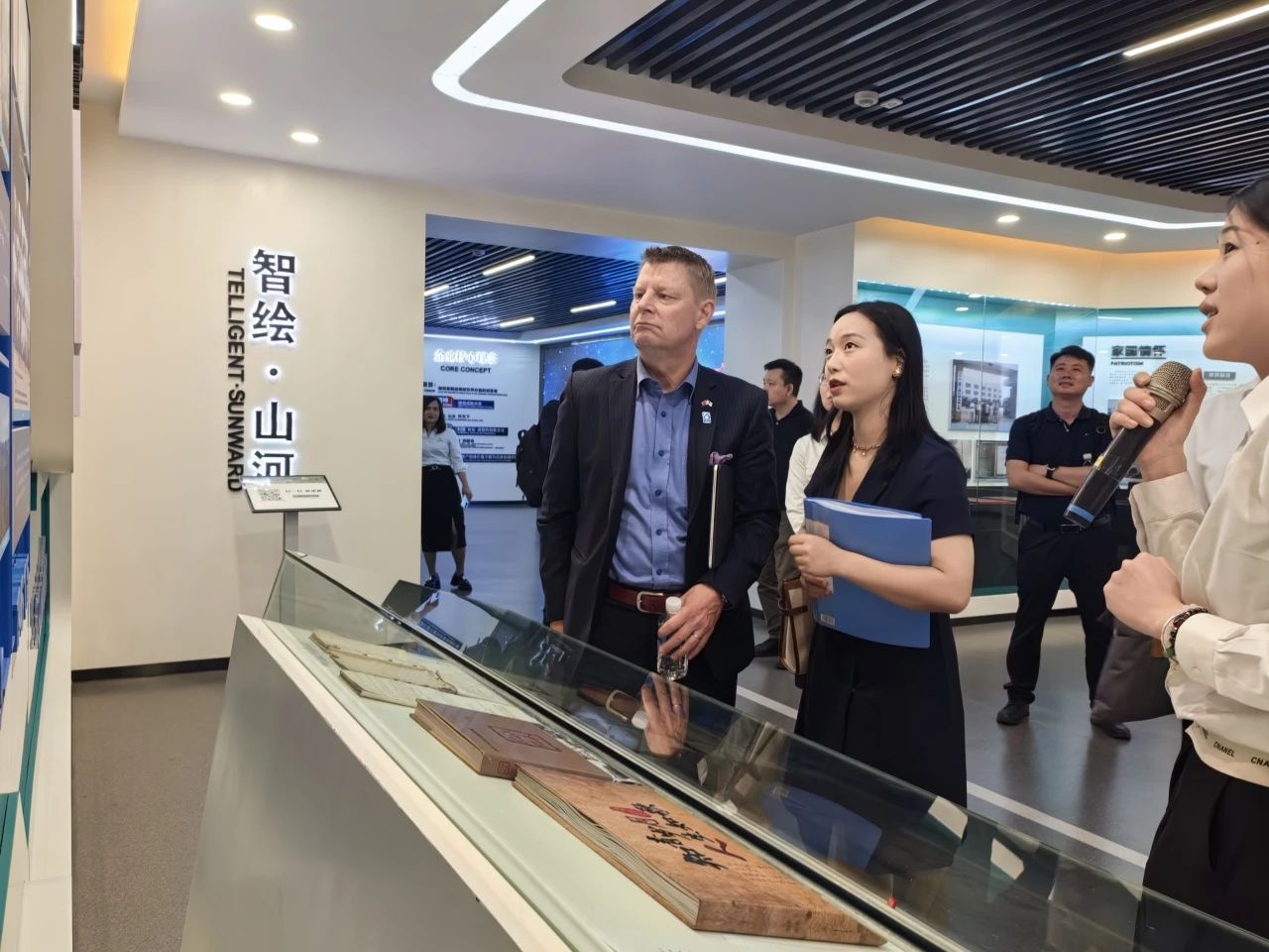 芬兰驻华大使馆商务参赞到访PA视讯平台