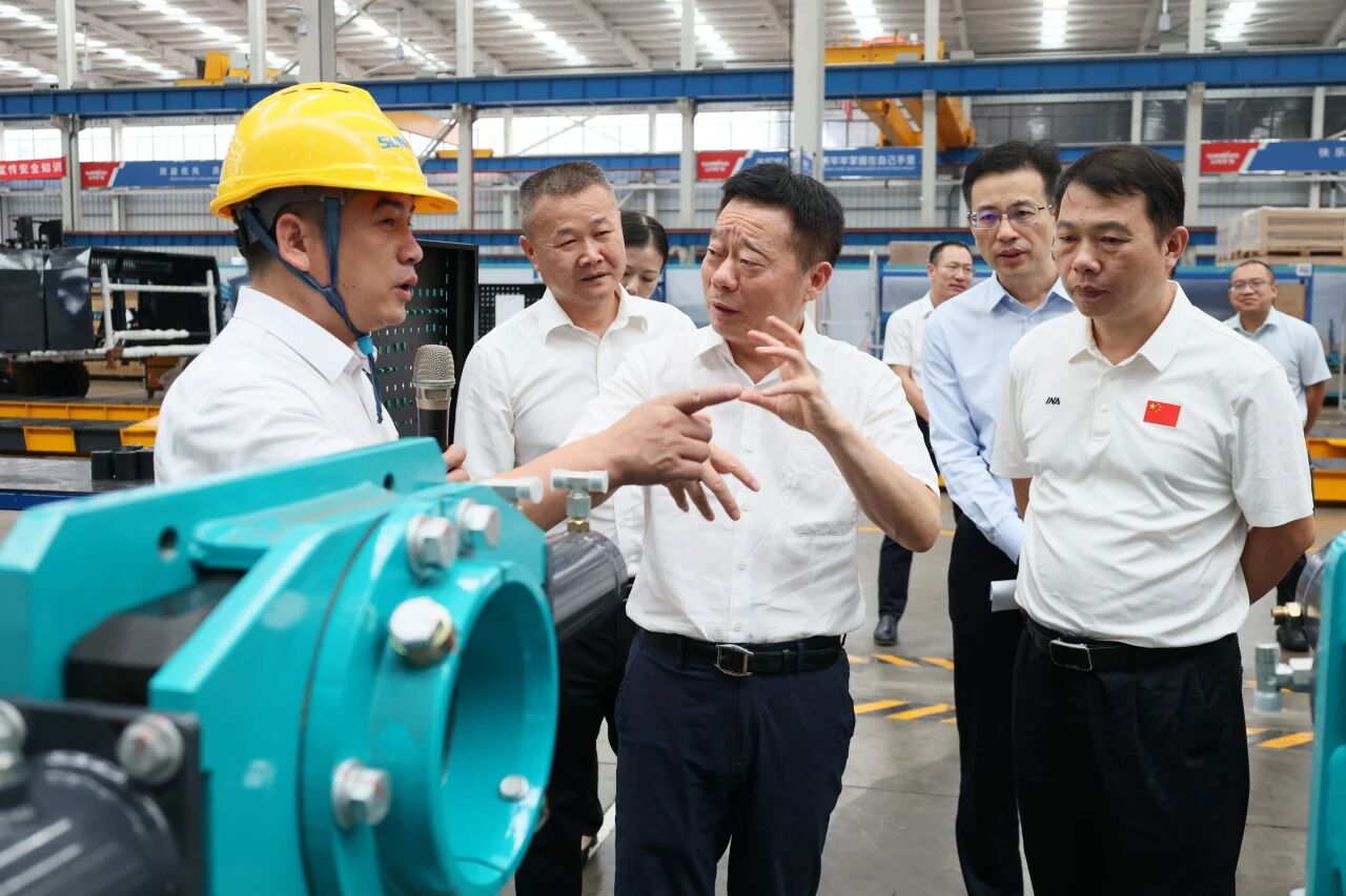 湖南省政协副主席、省工程机械产业链链长何寄华调研PA视讯平台