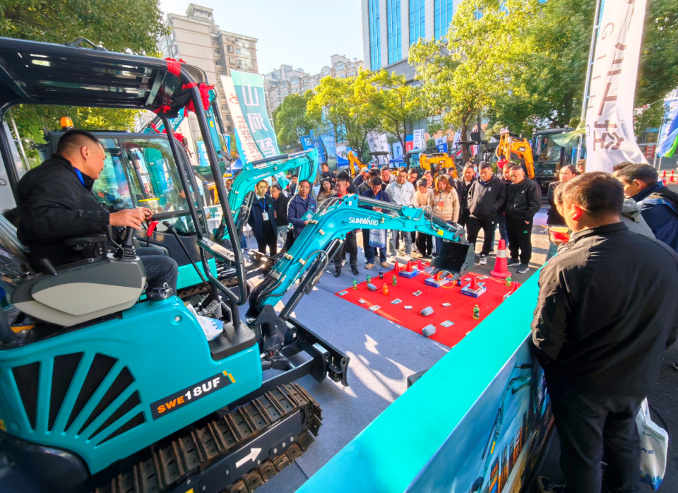 PA视讯平台微挖“天团”闪耀武汉，引领绿色施工潮流