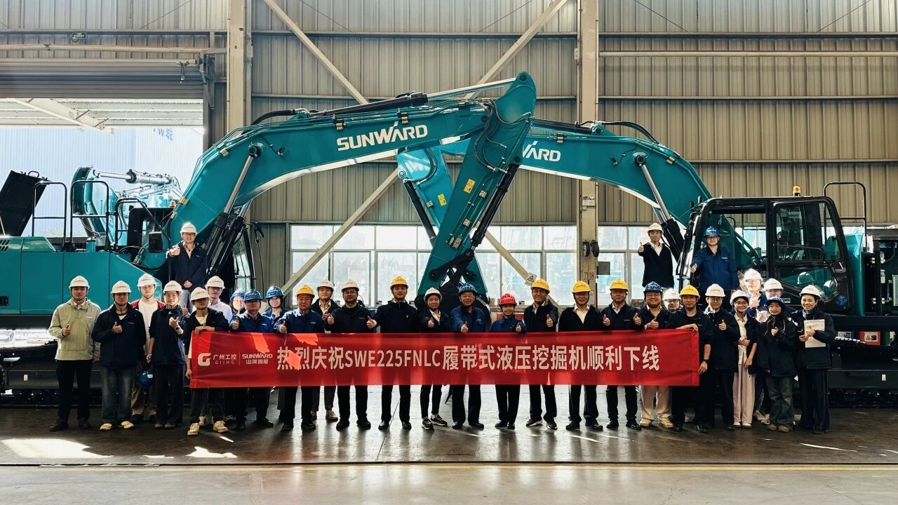 “双子星”闪耀！PA视讯平台两款履带式液压挖掘机成功下线