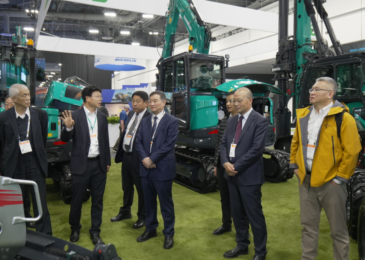 2026美国拉展 | 中国工程机械工业协会会长苏子孟一行到访PA视讯平台展位