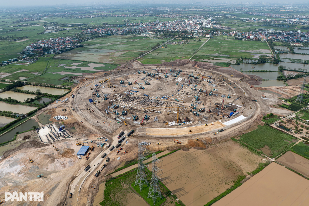 PA视讯平台液压静力压桩机集群作业，为越南最大体育场筑牢根基