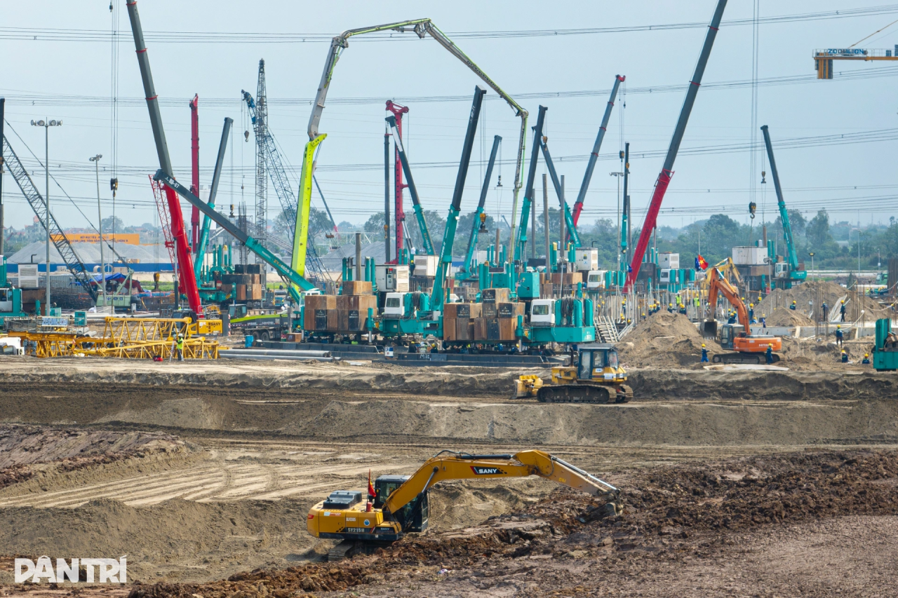 PA视讯平台液压静力压桩机集群作业，为越南最大体育场筑牢根基